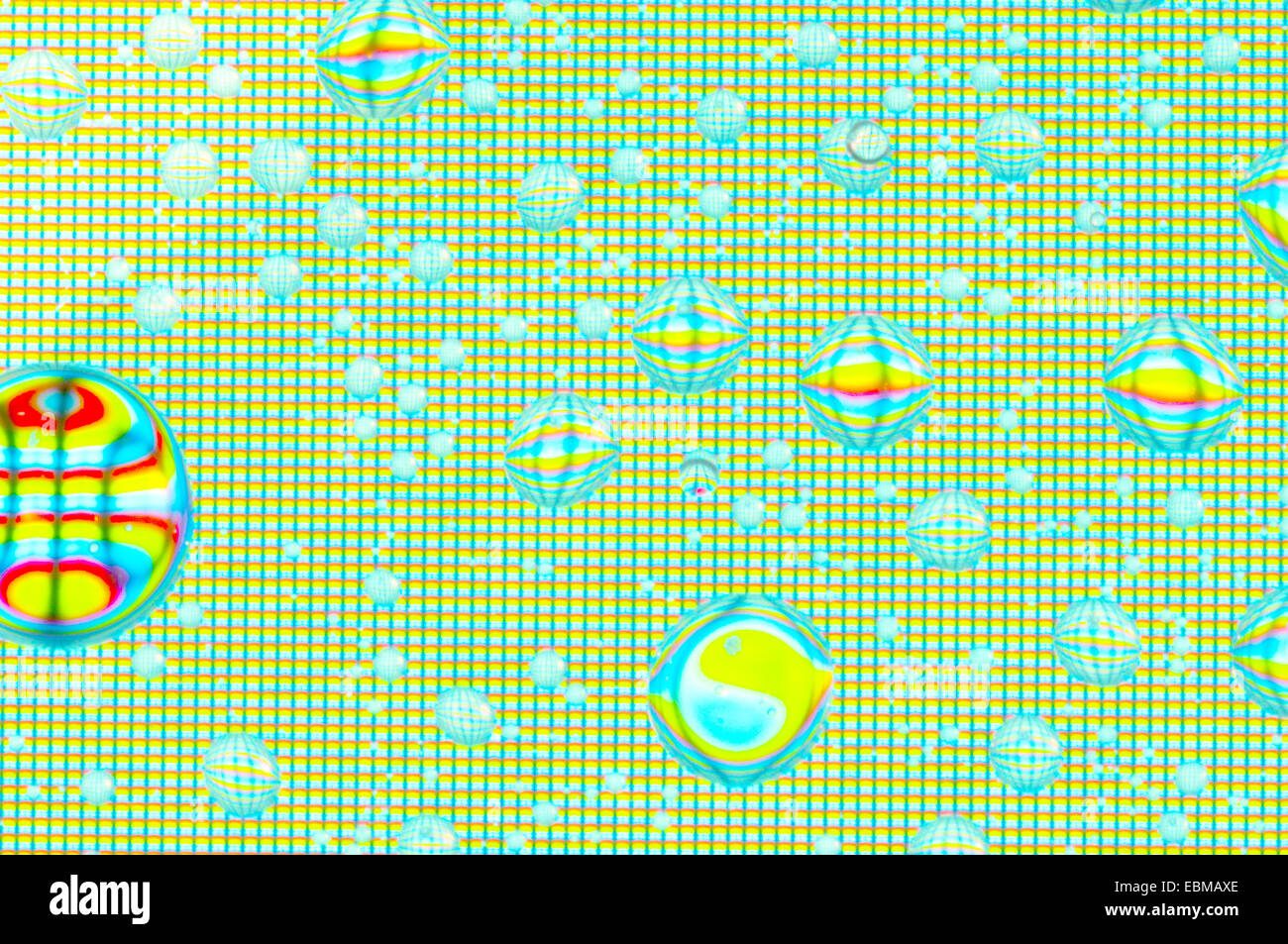 Close up di goccioline di acqua sullo schermo di un computer. Può essere utile per gli sfondi. Foto Stock