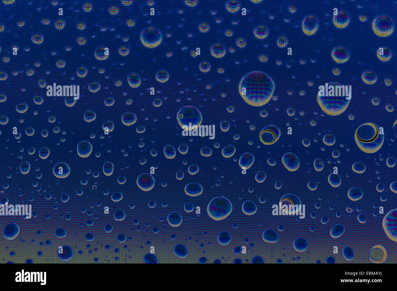 Close up di goccioline di acqua sullo schermo di un computer. Può essere utile per gli sfondi. Foto Stock
