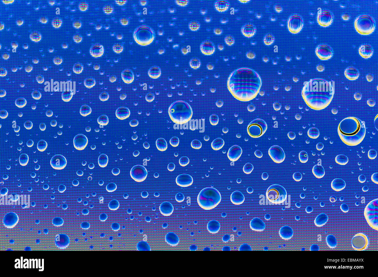 Close up di goccioline di acqua sullo schermo di un computer. Può essere utile per gli sfondi. Foto Stock