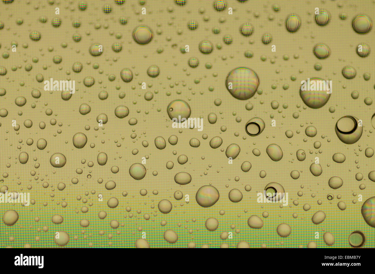 Close up di goccioline di acqua sullo schermo di un computer. Può essere utile per gli sfondi. Foto Stock