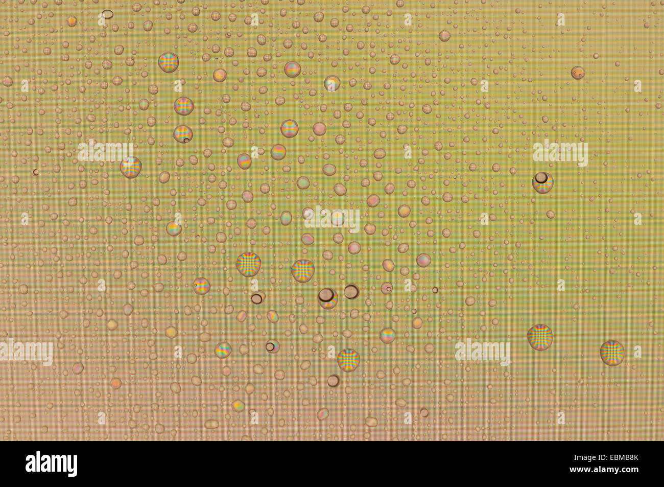Close up di goccioline di acqua sullo schermo di un computer. Può essere utile per gli sfondi. Foto Stock