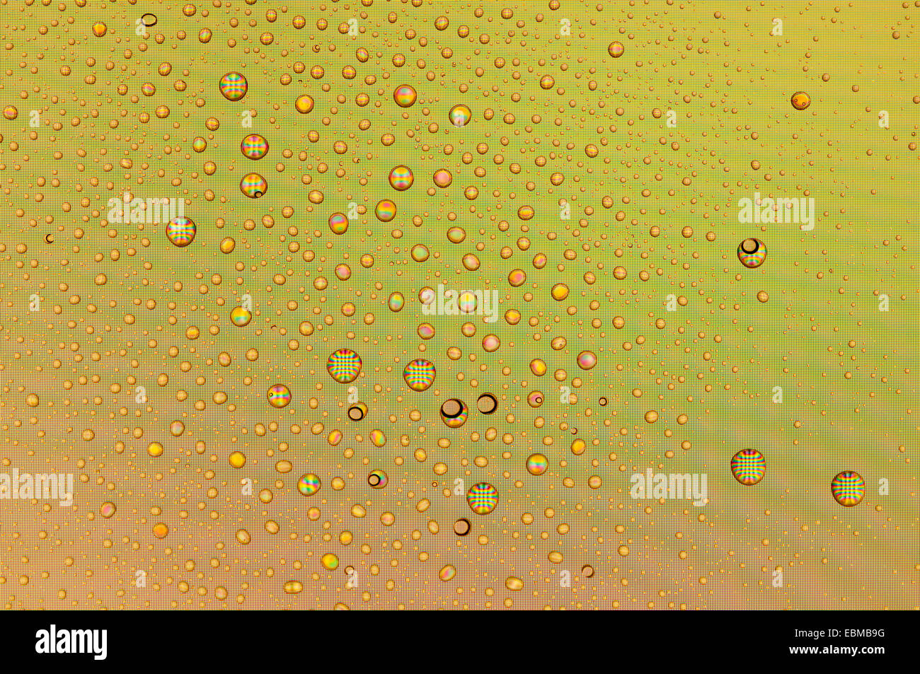 Close up di goccioline di acqua sullo schermo di un computer. Può essere utile per gli sfondi. Foto Stock