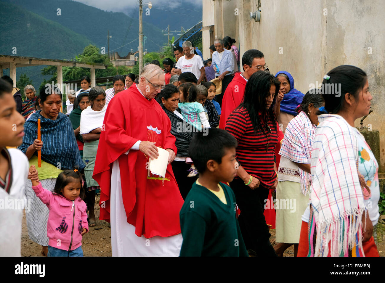 Processione religiosa nel villaggio montano di Yagavila Oaxaca Messico Foto Stock