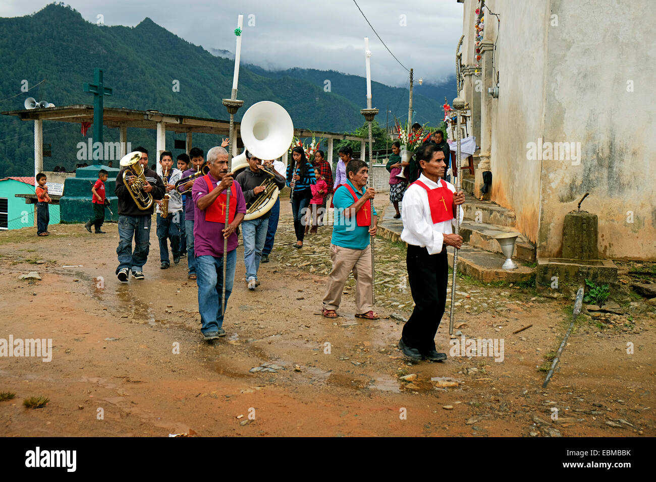 Processione religiosa nel villaggio montano di Yagavila Oaxaca Messico Foto Stock