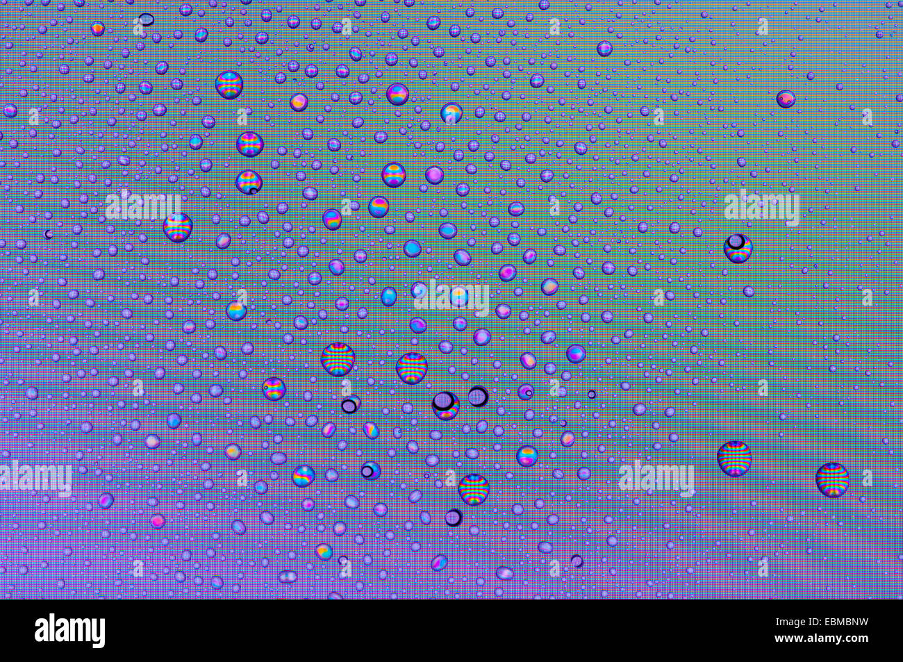 Close up di goccioline di acqua sullo schermo di un computer. Può essere utile per gli sfondi. Foto Stock