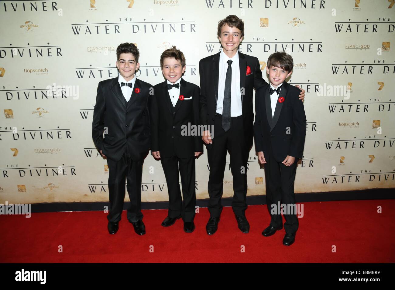 Sydney, Australia. Il 2 dicembre 2014. Nella foto è raffigurato L-R: Dylan Georgiades (Orhan), Ben Norris (giovane Enrico), Jack Douglas Patterson (giovane Arthur) e Aidan Liam Smith (Young Edward) in arrivo sul tappeto rosso al acqua rabdomante Premiere Mondiale presso il Teatro di Stato, 49 Market Street, Sydney, NSW, Australia. Shot sia in Australia e in Turchia, il film è un'avventura epica serie di quattro anni dopo la battaglia di Gallipoli, durante la prima guerra mondiale. Copyright Credit: 2014 Richard Milnes/Alamy Live News. Foto Stock