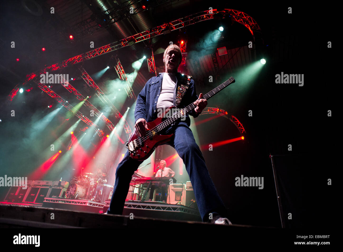 Freiburg, Germania. 2 dicembre, 2014. John 'Rhino' Edwards (Bass) dall'inglese rock band Status Quo si esibisce dal vivo a Rothaus Arena. Foto: Miroslav Dakov/ Alamy Live News Foto Stock