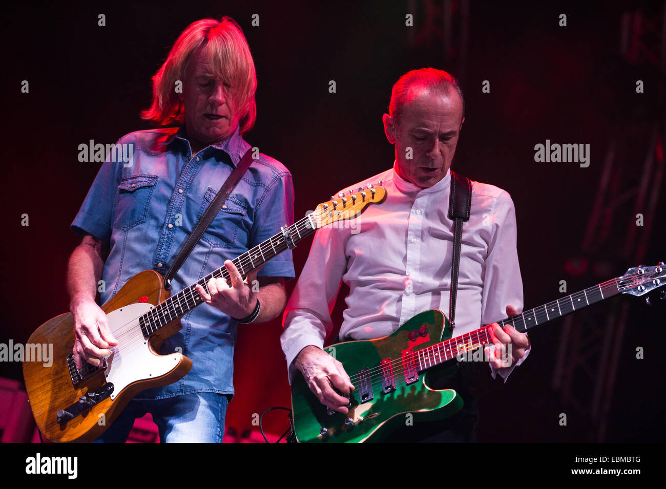 Freiburg, Germania. 2 dicembre, 2014. Rick Parfitt (sinistra) e Francesco Rossi (chitarra, voce) dall'inglese rock band Status Quo eseguire live at Rothaus Arena. Foto: Miroslav Dakov/ Alamy Live News Foto Stock