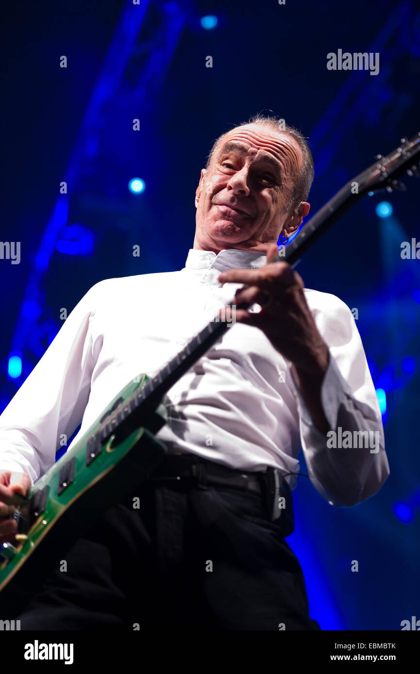 Freiburg, Germania. 2 dicembre, 2014. Francesco Rossi (chitarra, voce) dall'inglese rock band Status Quo si esibisce dal vivo a Rothaus Arena. Foto: Miroslav Dakov/ Alamy Live News Foto Stock