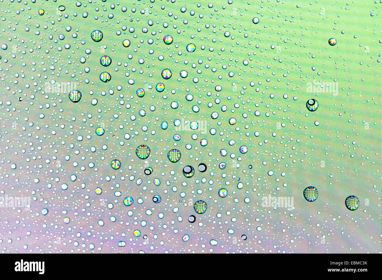 Close up di goccioline di acqua sullo schermo di un computer. Può essere utile per gli sfondi. Foto Stock