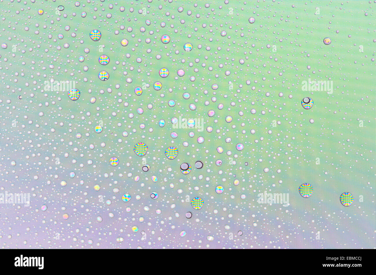 Close up di goccioline di acqua sullo schermo di un computer. Può essere utile per gli sfondi. Foto Stock