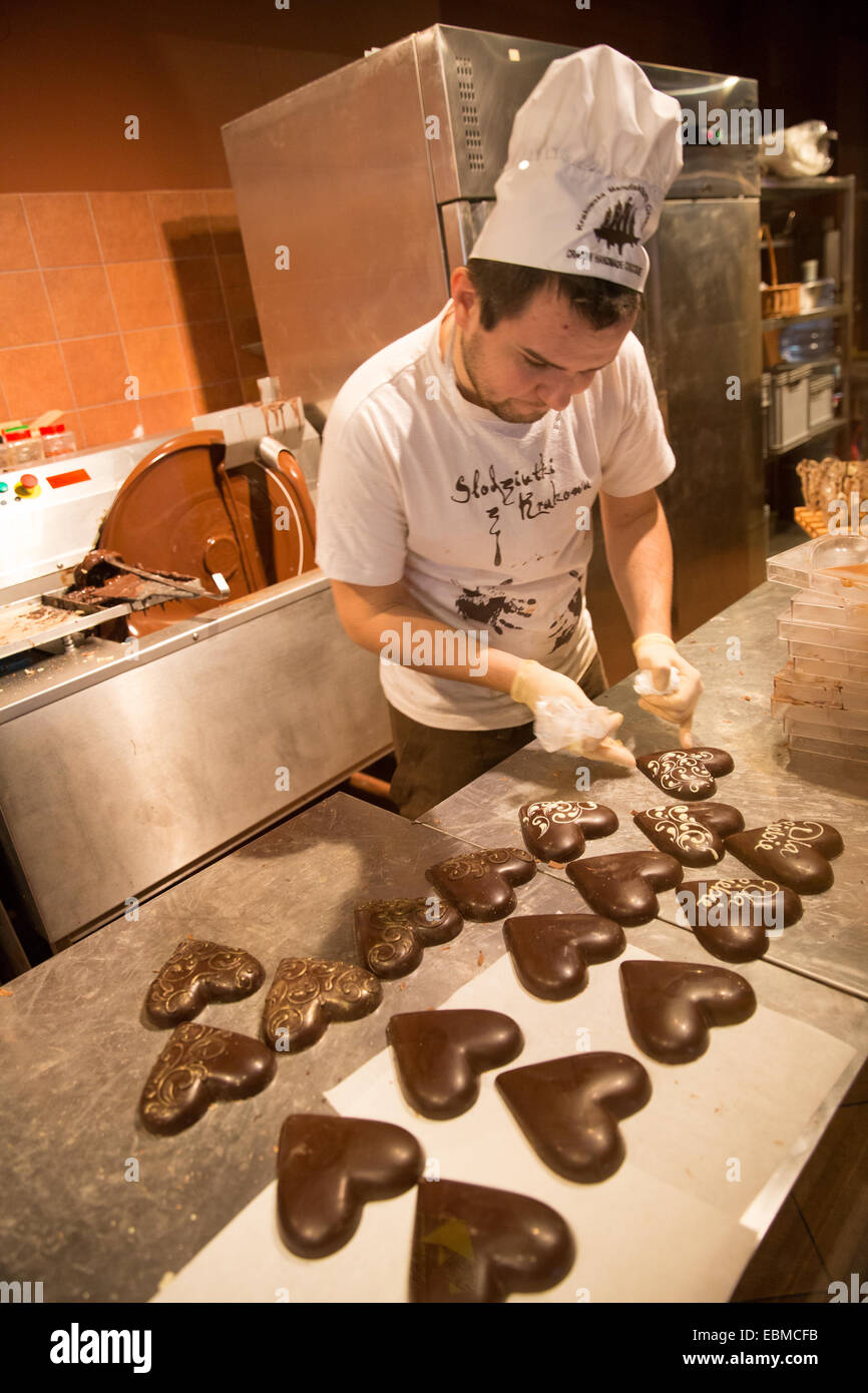 Il personale al lavoro a Cracovia cioccolato artigianale shop, Cracovia Foto Stock