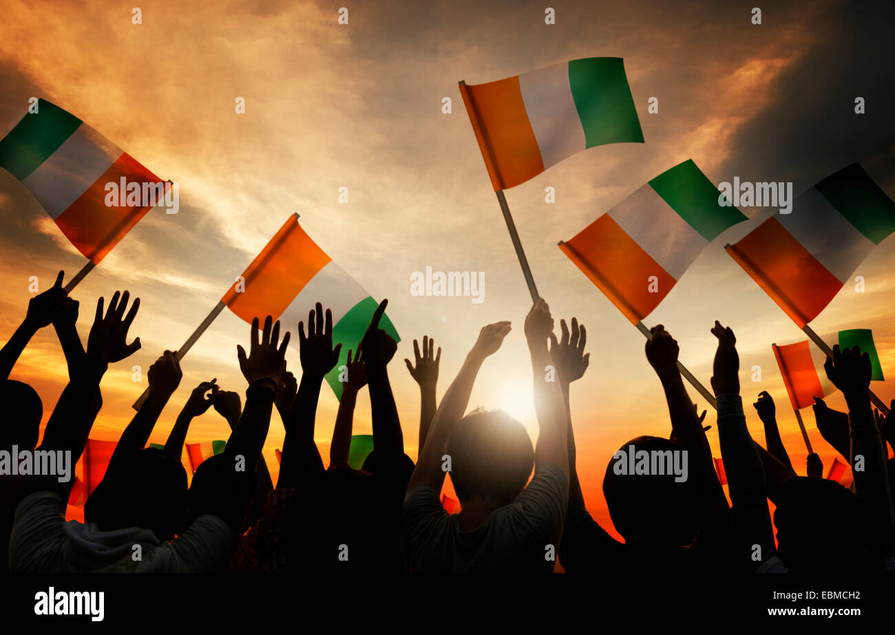 Sagome di Persone azienda bandiera dell'Irlanda Foto Stock