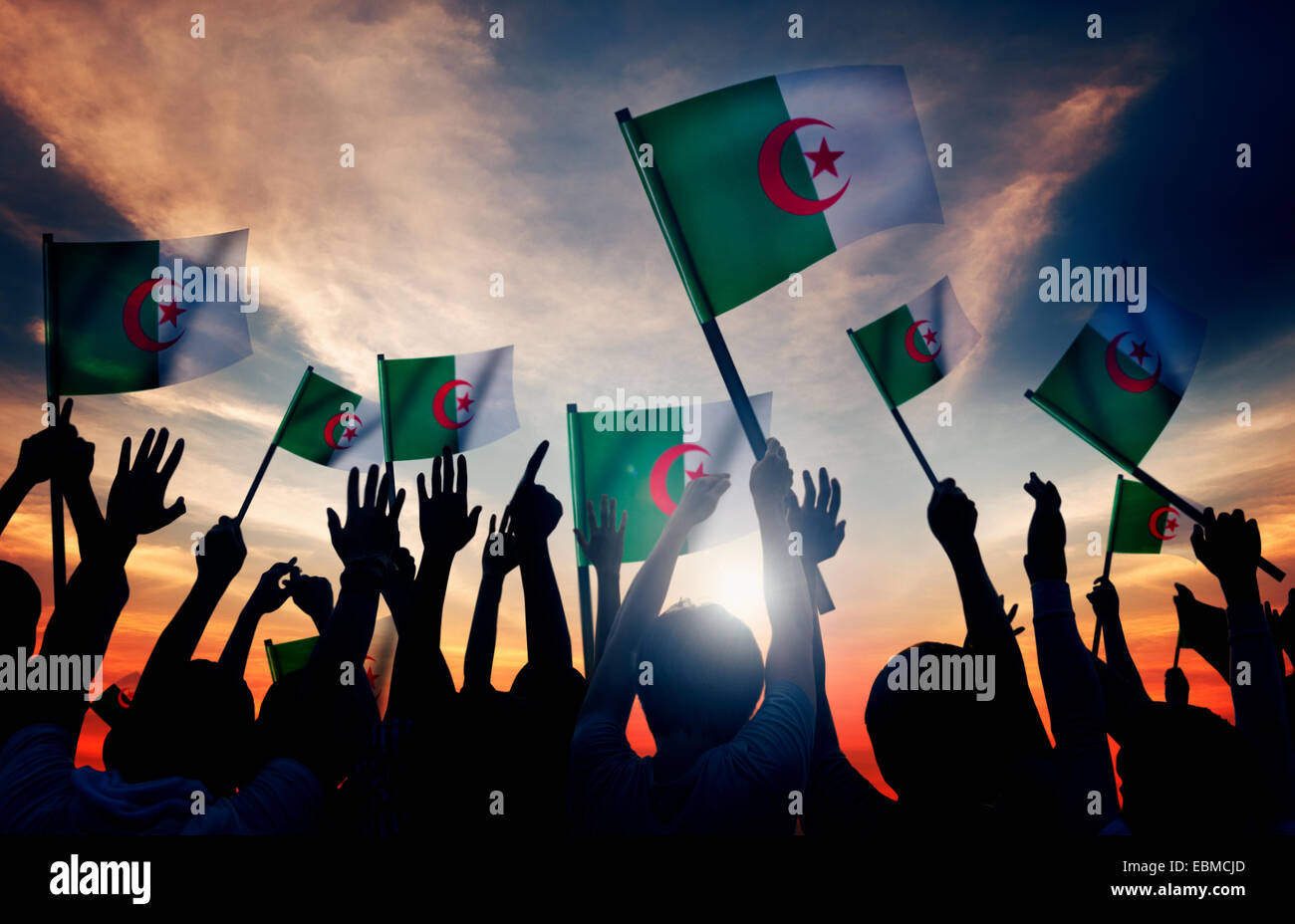 Sagome di Persone azienda bandiera di Algeria Foto Stock