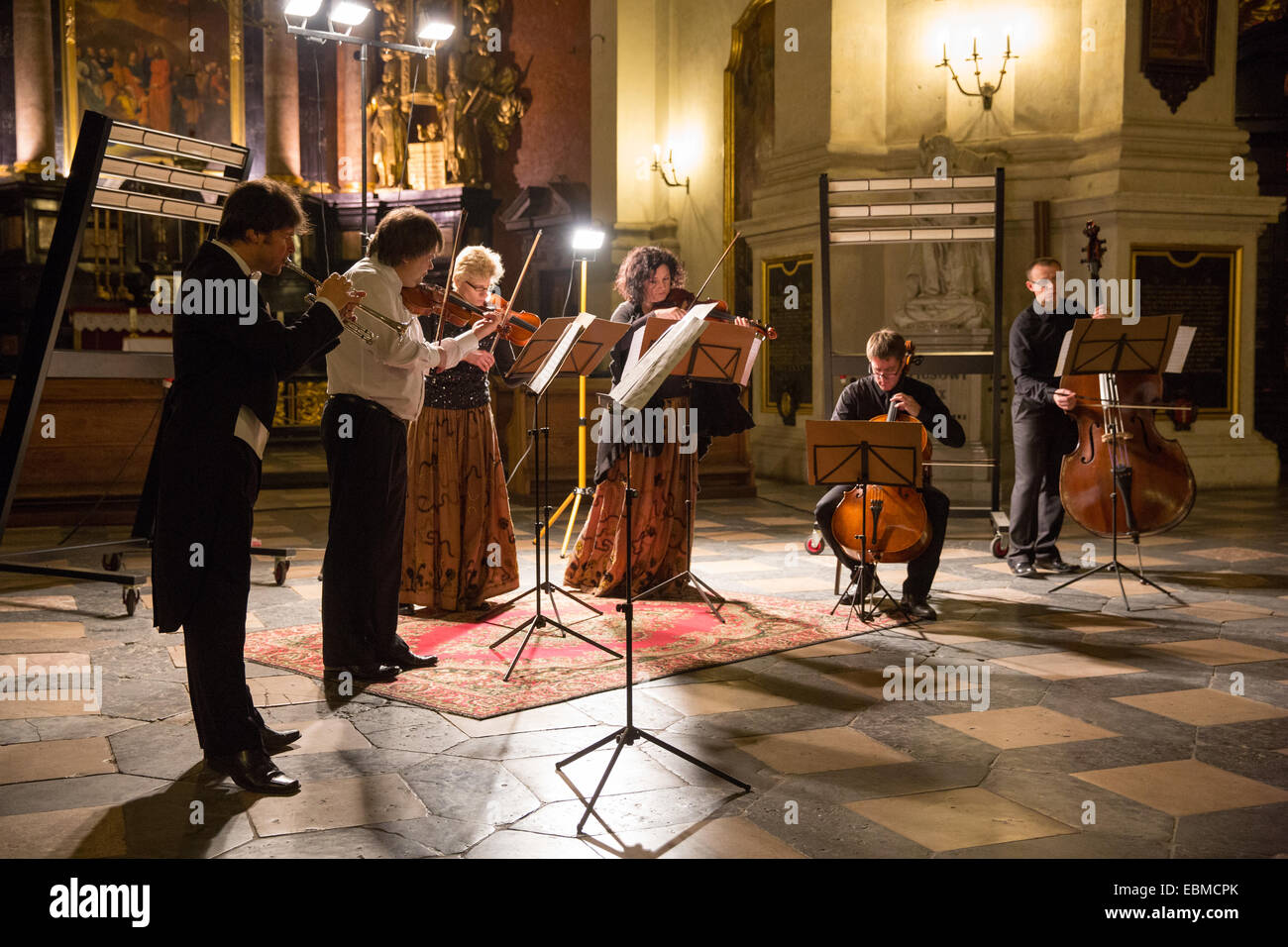 I musicisti eseguono un concerto classico all'interno di una grande sala di Cracovia, Polonia, 2015, con strumenti a corda e a fiato. Foto Stock