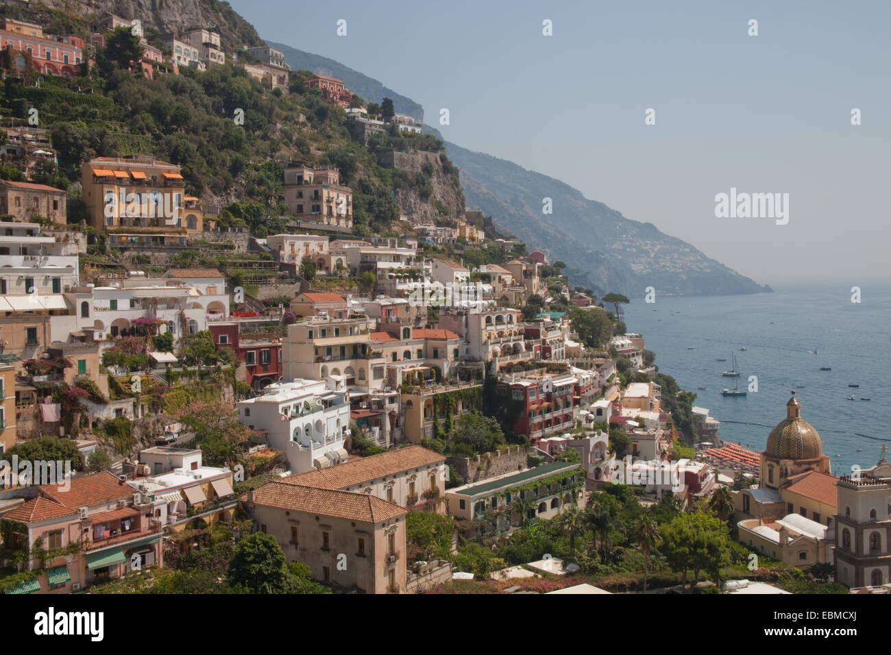 Positano,un townon la costiera amalfitana, che cuciture, per crollare le scogliere sulla sua via verso il mare.It è ,a mio parere è meglio Foto Stock