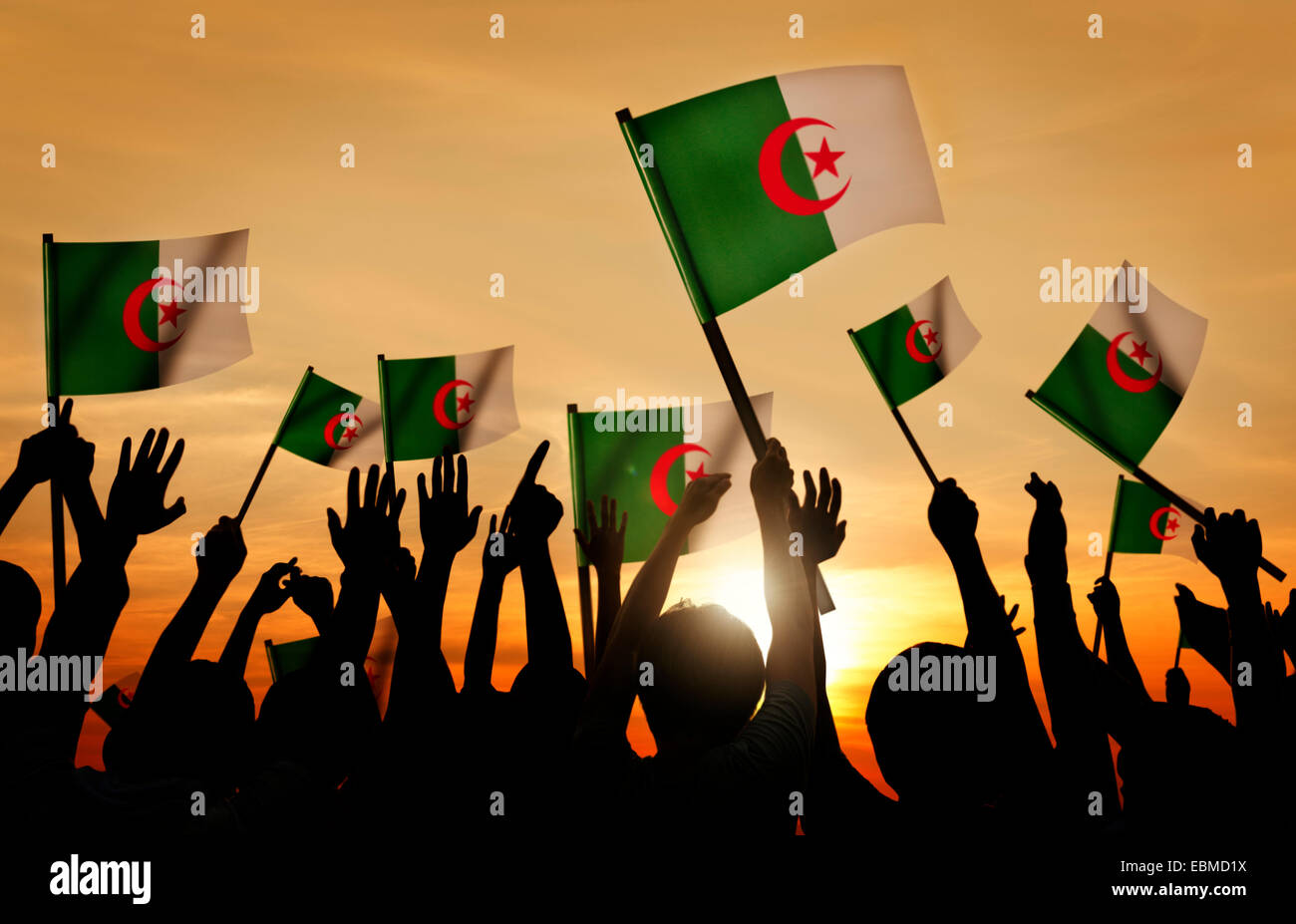 Sagome di Persone azienda bandiera di Algeria Foto Stock