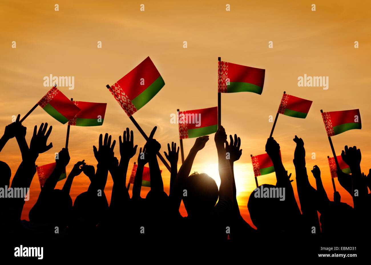 Sagome di Persone azienda Bandiera della Bielorussia Foto Stock