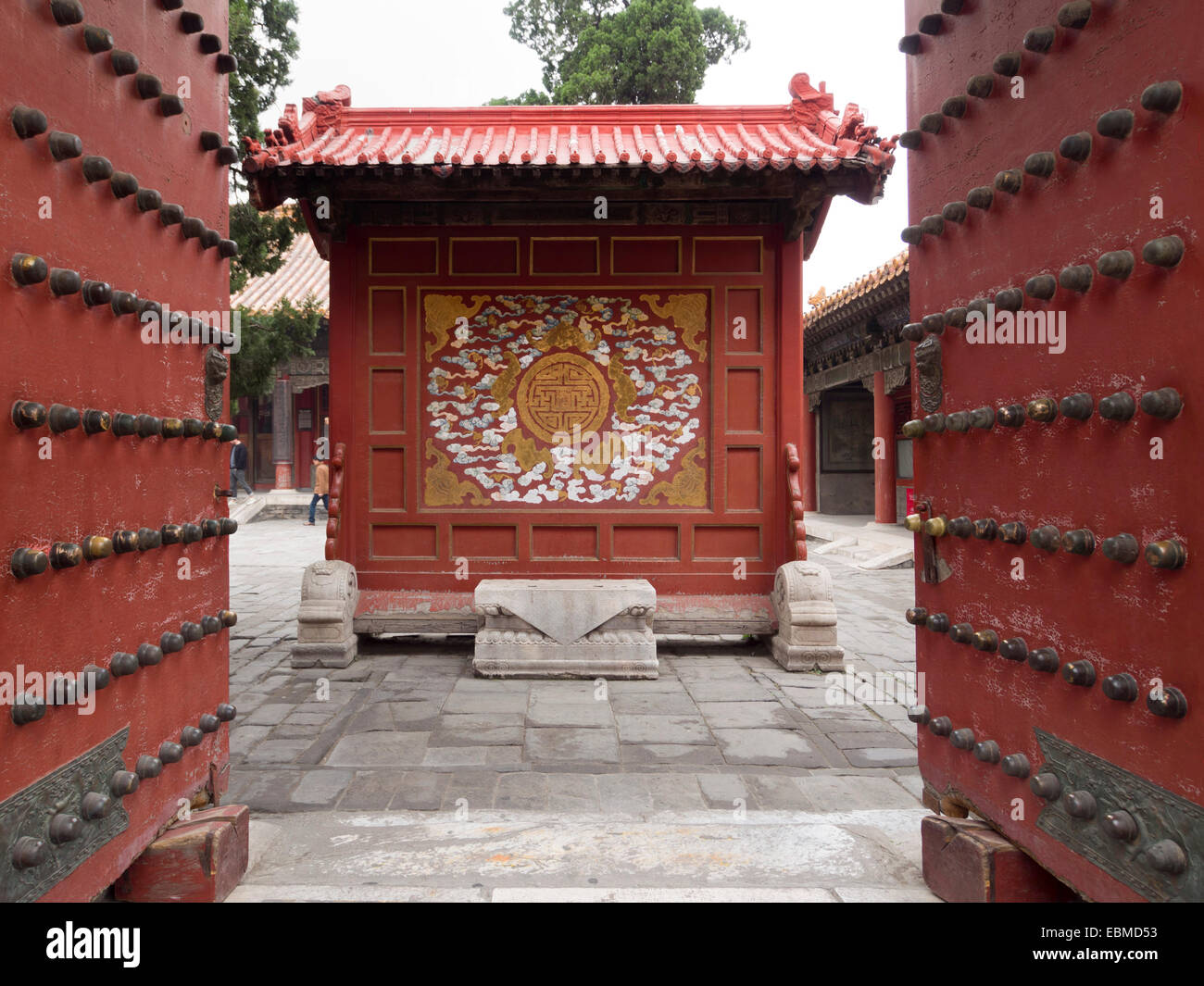 Pannello di ornati presso la porta d'ingresso alla concubina quarti viventi nella Città Proibita di Pechino, Cina Foto Stock