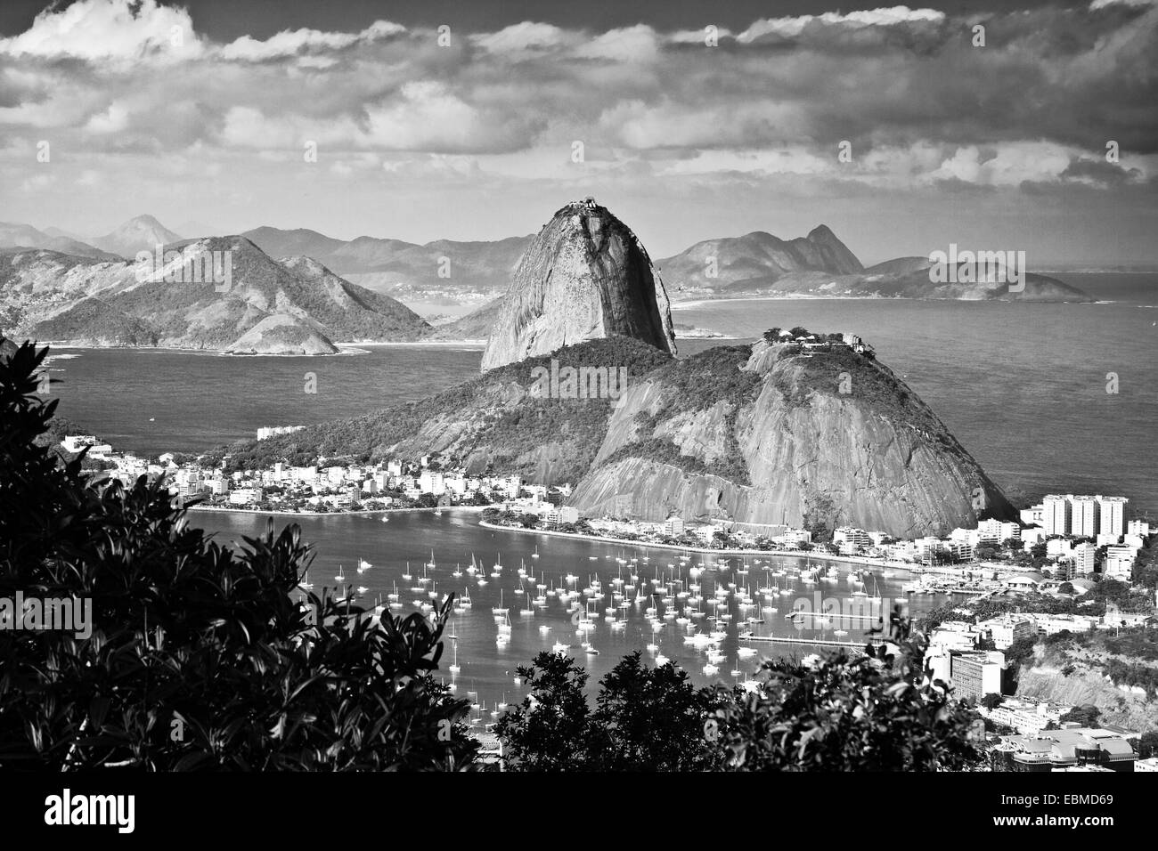 Bianco e nero scenic vista aerea di Rio de Janeiro che mostra la città e il porto di Sugarloaf mountain, Brasile. Foto Stock