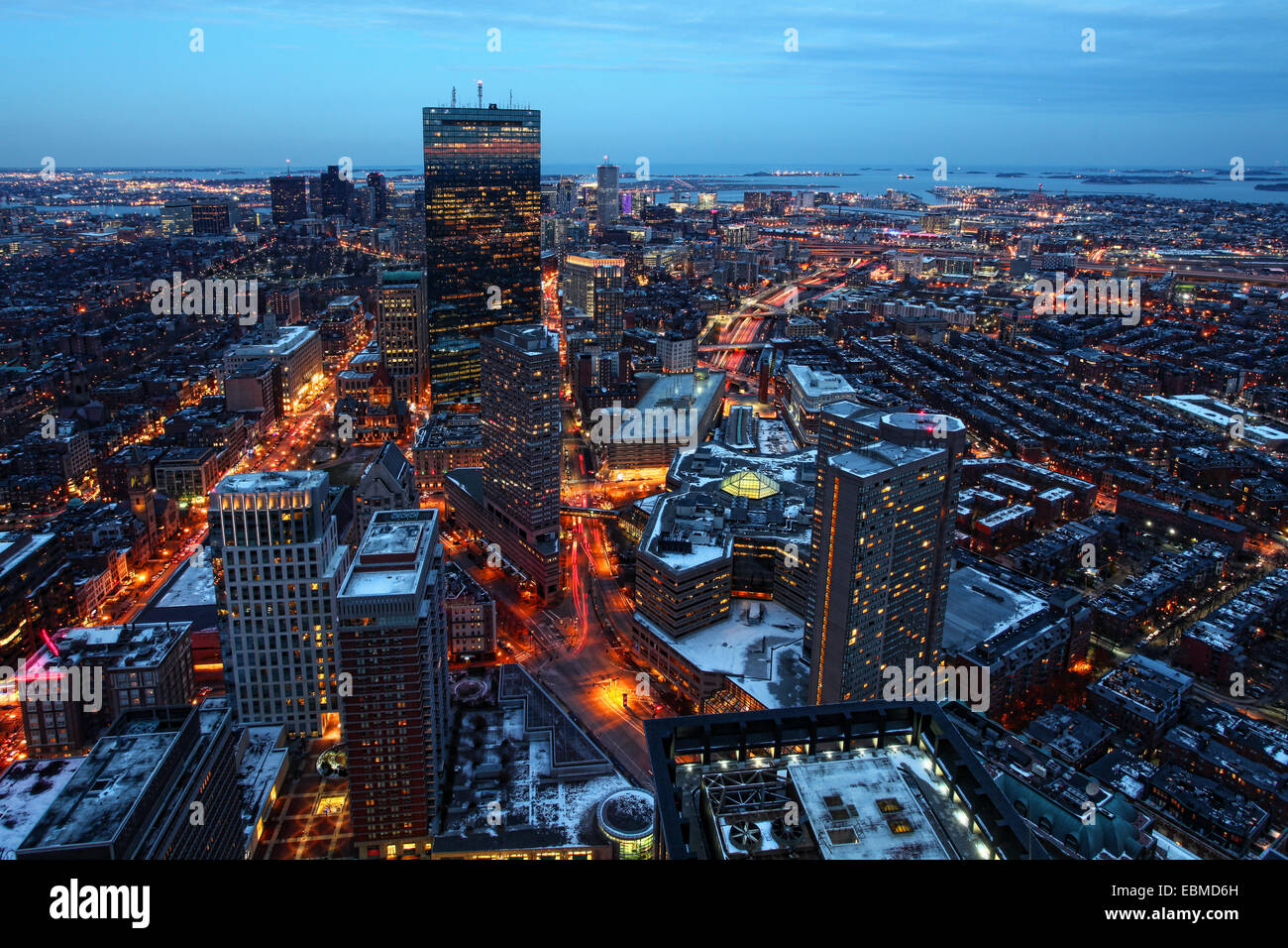 Una veduta aerea di Boston Massachusetts di notte Foto Stock