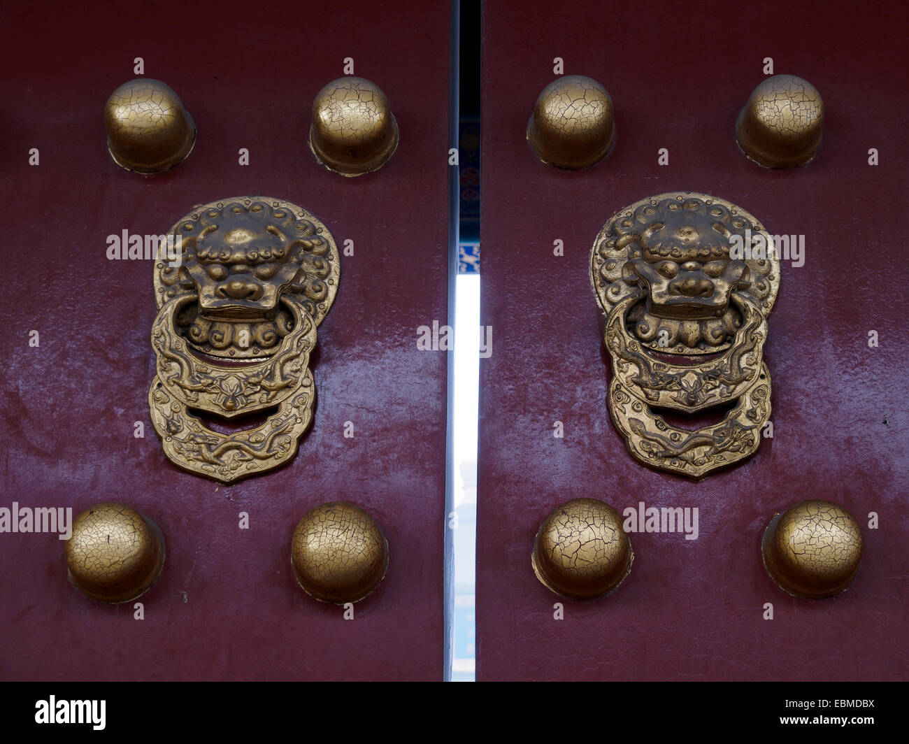 Dorare le maniglie della porta presso il Tempio del Cielo a Pechino in Cina Foto Stock