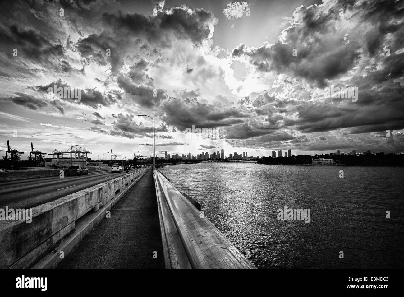 Nuvole sopra l'Oceano Atlantico, il MacArthur Causeway Bridge, Miami, Miami-Dade County, Florida, Stati Uniti d'America Foto Stock