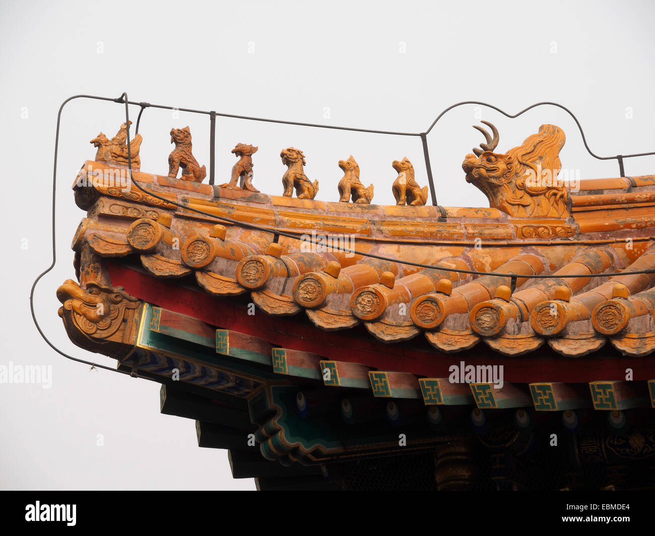 Imperiale cinese decorazioni sul tetto presso il Palazzo estivo a Pechino in Cina Foto Stock