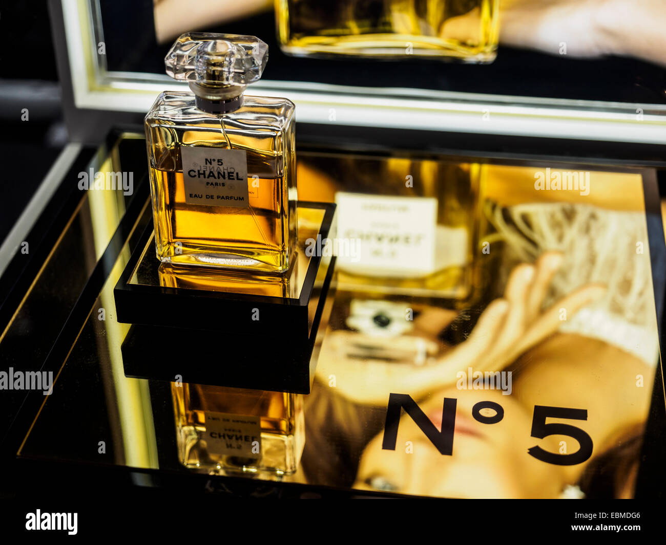 Chanel no 5 perfume immagini e fotografie stock ad alta risoluzione - Alamy