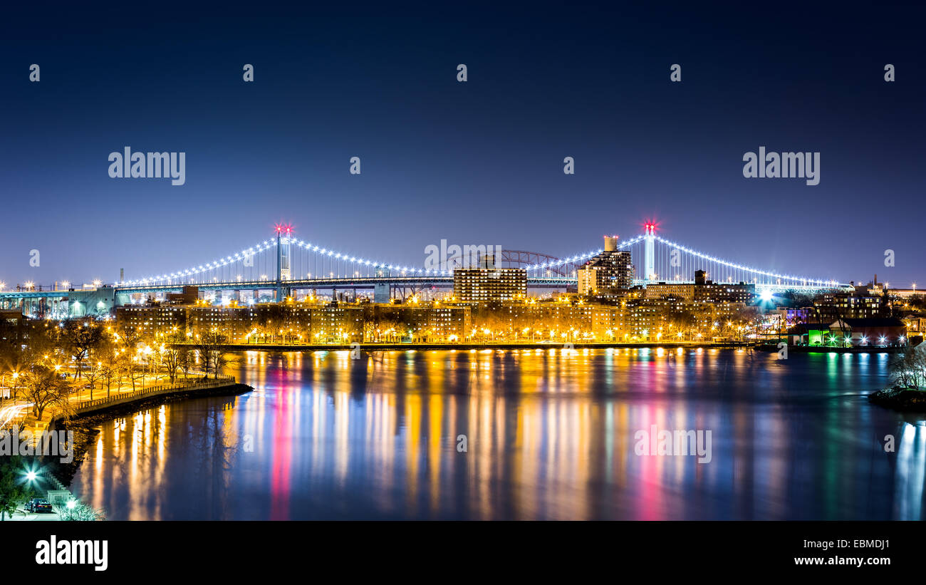 Queens cityscape di notte incorniciato da illuminato RFK bridge (aka Triboro Bridge) come visto da Roosevelt island in New York. Foto Stock