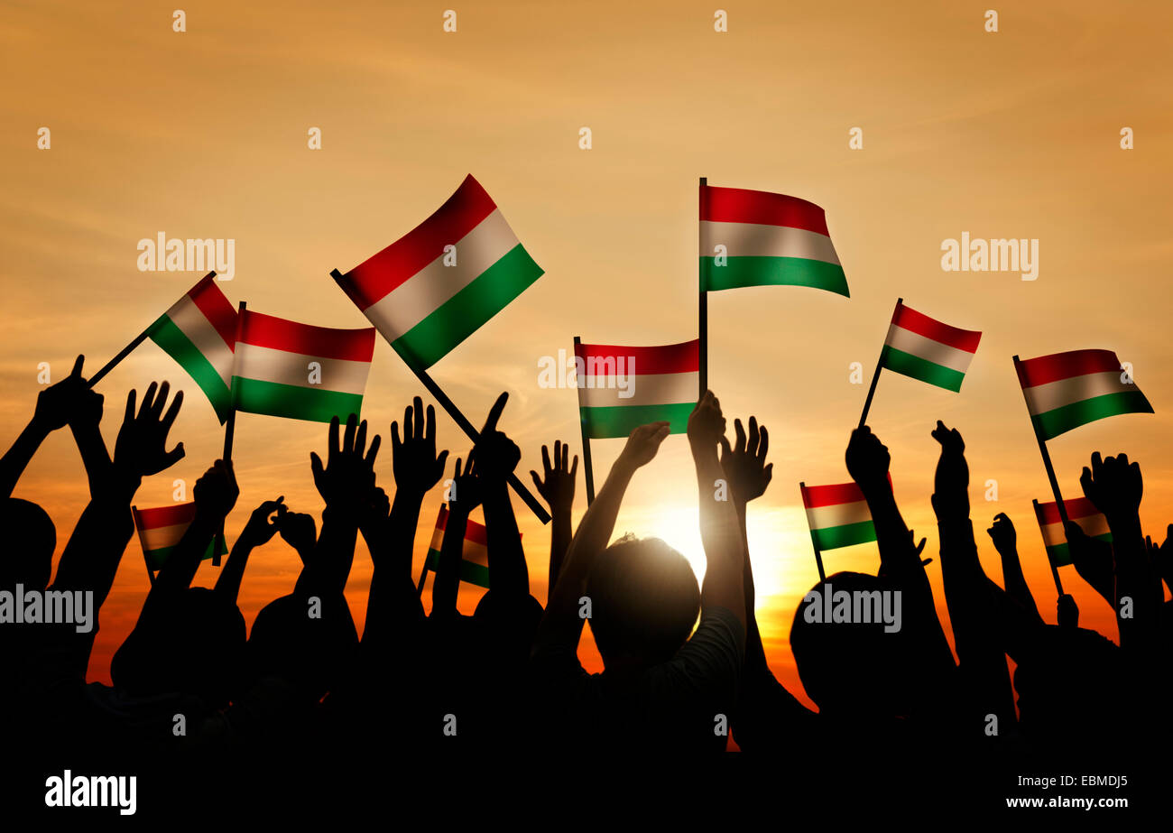 Sagome di persone tiene la bandiera di Ungheria Foto Stock