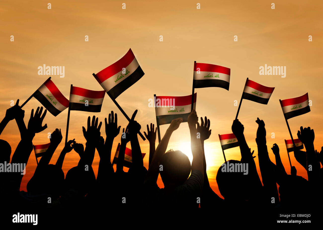 Sagome di persone sventolare la bandiera dell'Iraq Foto Stock