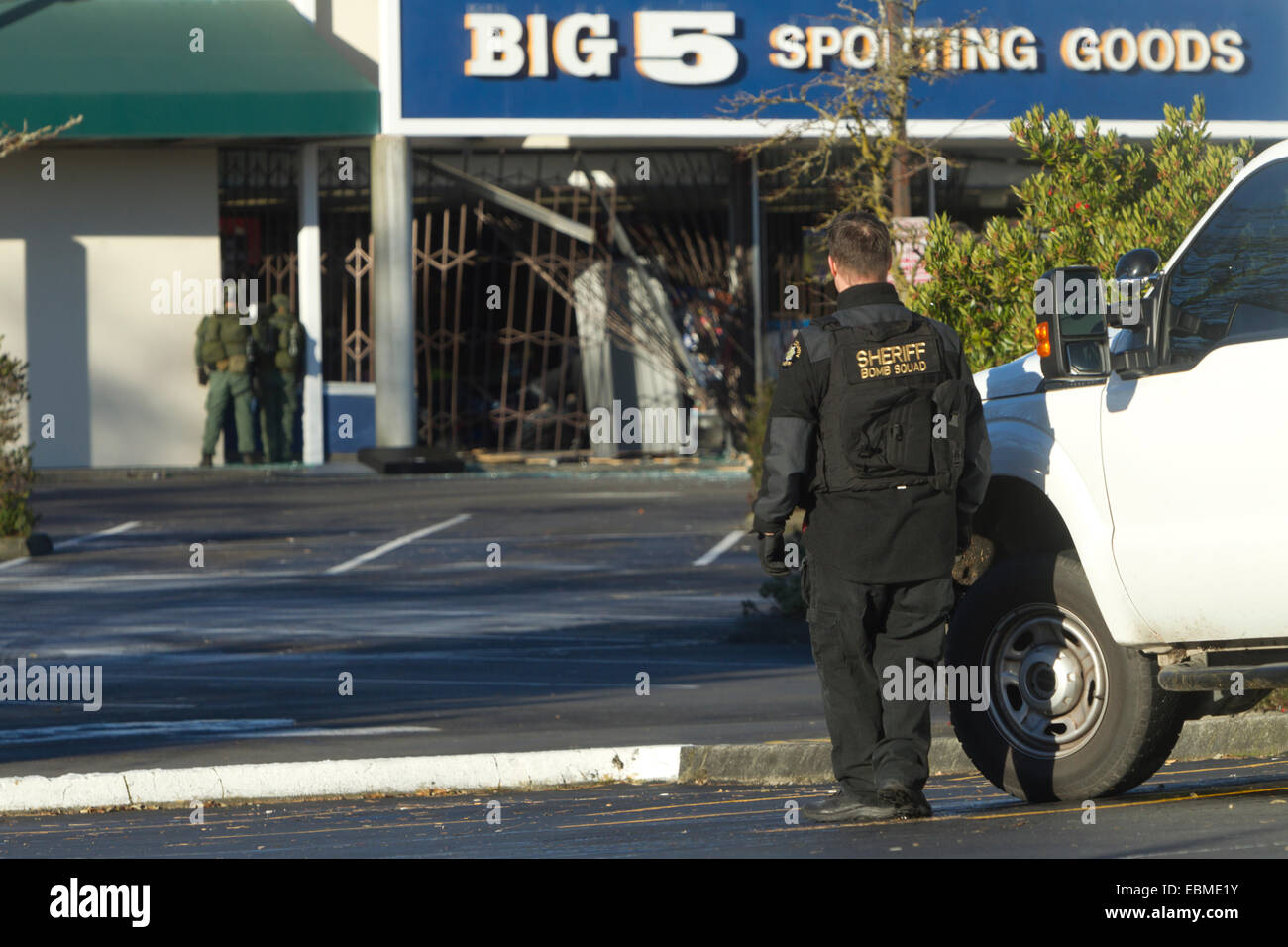 Burien, Washington, Stati Uniti d'America. 2 dicembre, 2014. King County Sheriff fSWAT veicolo- Burien, Washington Standoff al negozio di articoli sportivi, Dicembre 2, 2014; un uomo arrestato dopo standoff con applicazione della legge © Marilyn Foto Stock