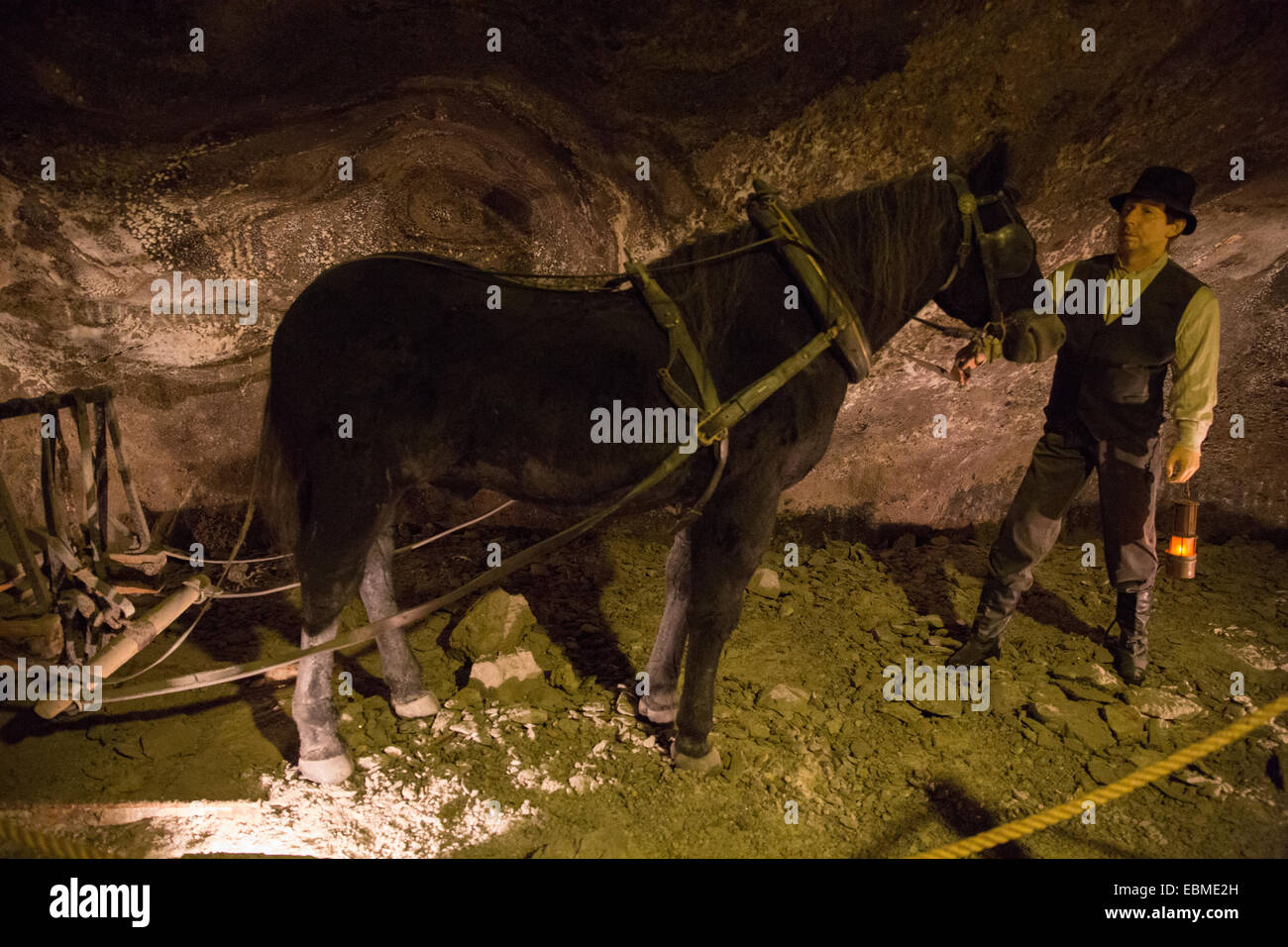 Presentano all'interno delle Miniere di Sale di Wieliczka mostra come i minatori ha lavorato qui nel xv secolo, Cracovia in Polonia Foto Stock