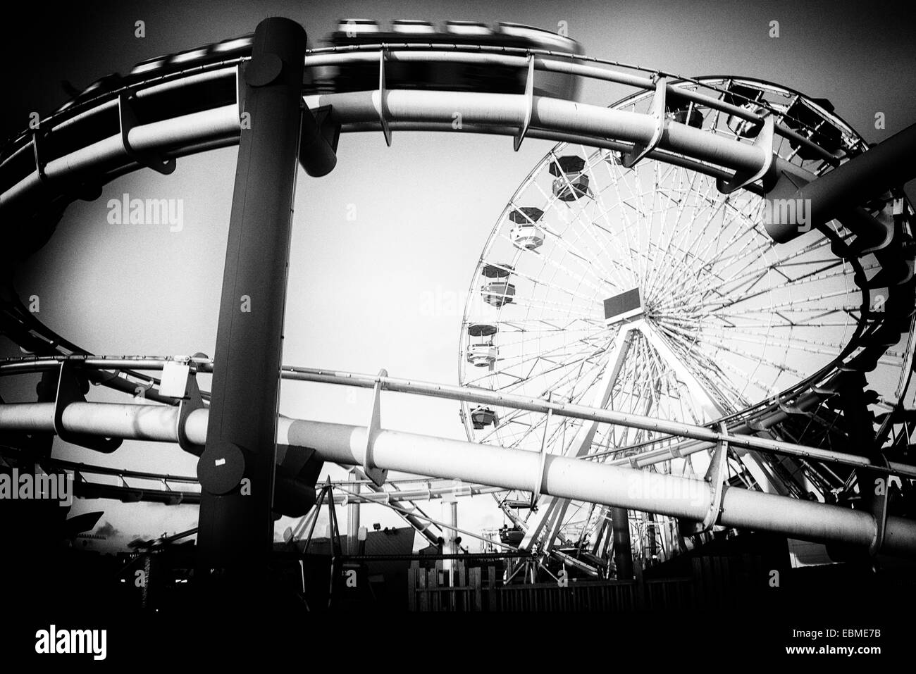 Parco dei divertimenti di corse su un molo di Santa Monica Pier, Santa Monica, nella contea di Los Angeles, California, Stati Uniti d'America Foto Stock
