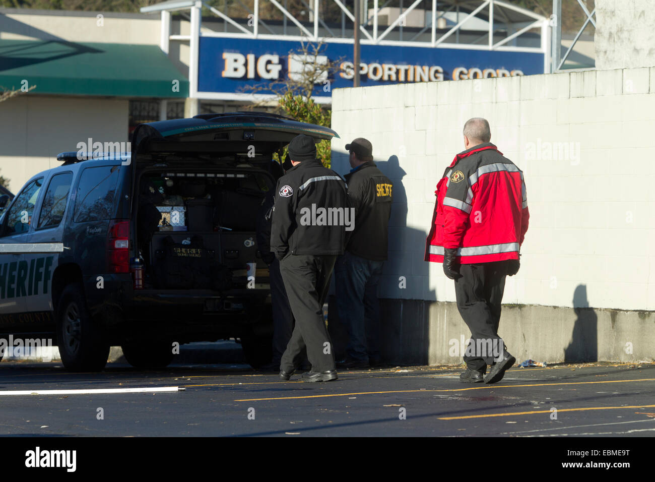 Burien, Washington, Stati Uniti d'America. 2 dicembre, 2014. King County Sheriff fSWAT veicolo- Burien, Washington Standoff al negozio di articoli sportivi, Dicembre 2, 2014; un uomo arrestato dopo standoff con applicazione della legge © Marilyn Foto Stock