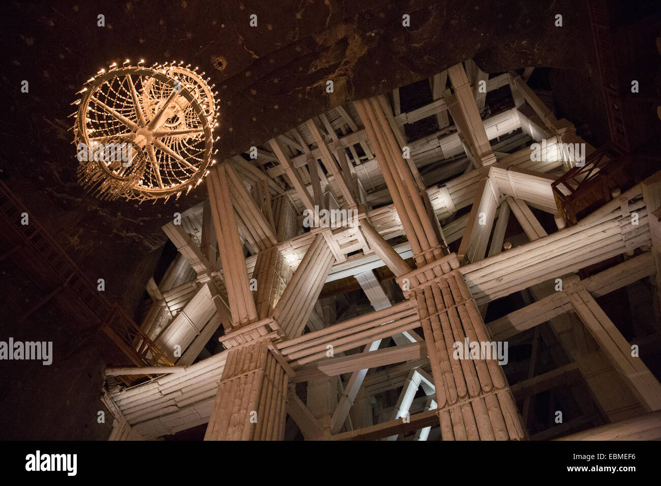 Lampadario di cristalli di sale al pit puntelli alla Miniera di Sale di Wieliczka, Kraqkow, Polonia Foto Stock