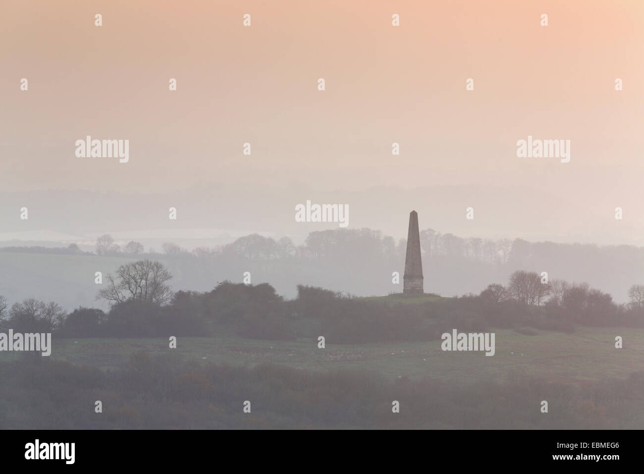 La silhouette dell'Obelisco a Eastnor può essere visto attraverso la nebbia dalla British Camp su Malvern Hills. Foto Stock