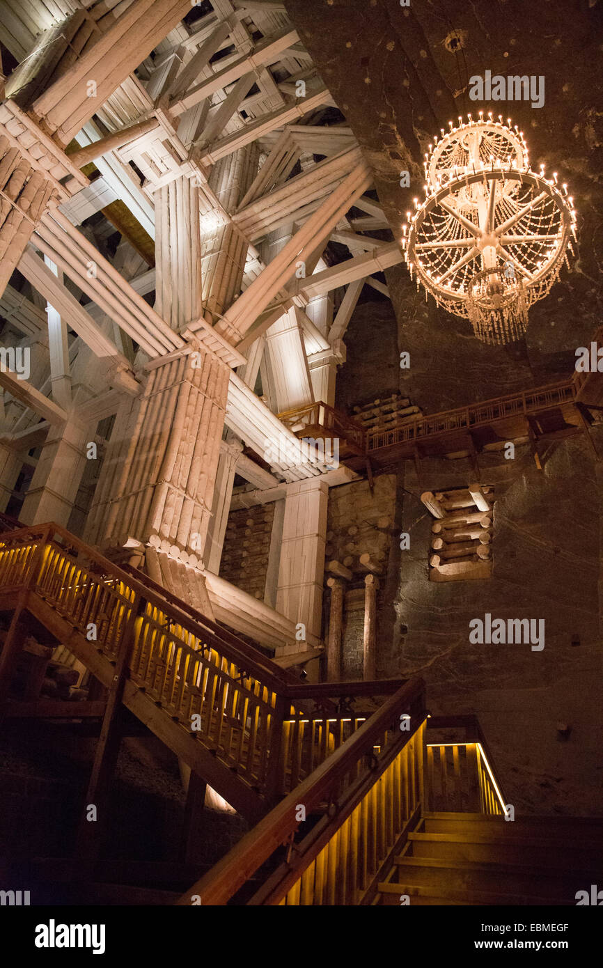 Lampadario di cristalli di sale al pit puntelli alla Miniera di Sale di Wieliczka, Kraqkow, Polonia Foto Stock