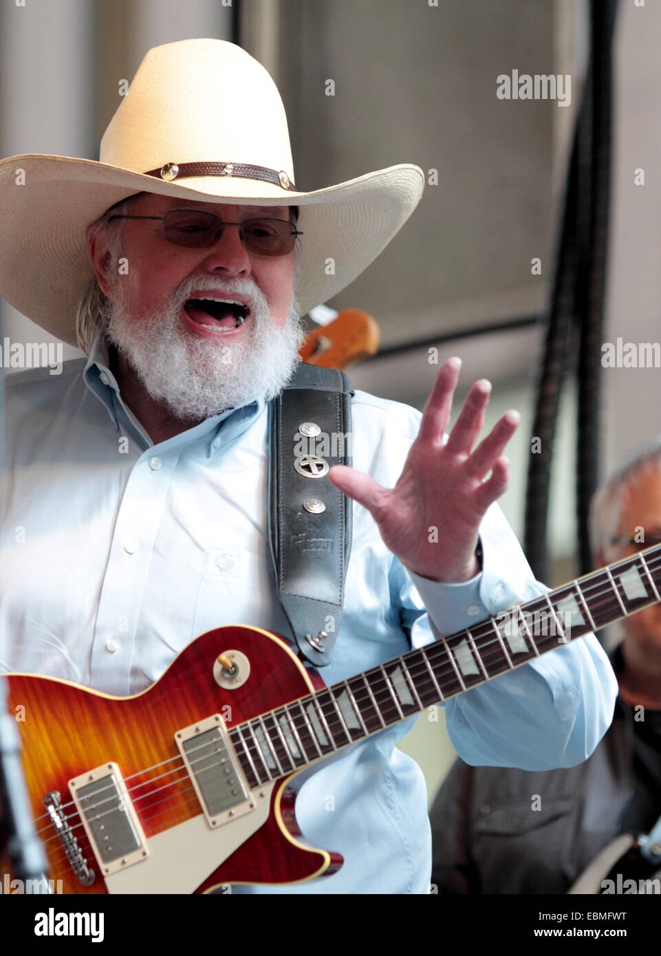 Il leggendario musicista Charlie Daniels del Charlie Daniels band suona dal vivo su FOX TV "The Fox e amici" Morning Show. Charlie ha suonato alcuni dei suoi più grandi successi. Dotato di: Charlie Daniels dove: la città di New York, New York, Stati Uniti quando: 30 maggio Foto Stock