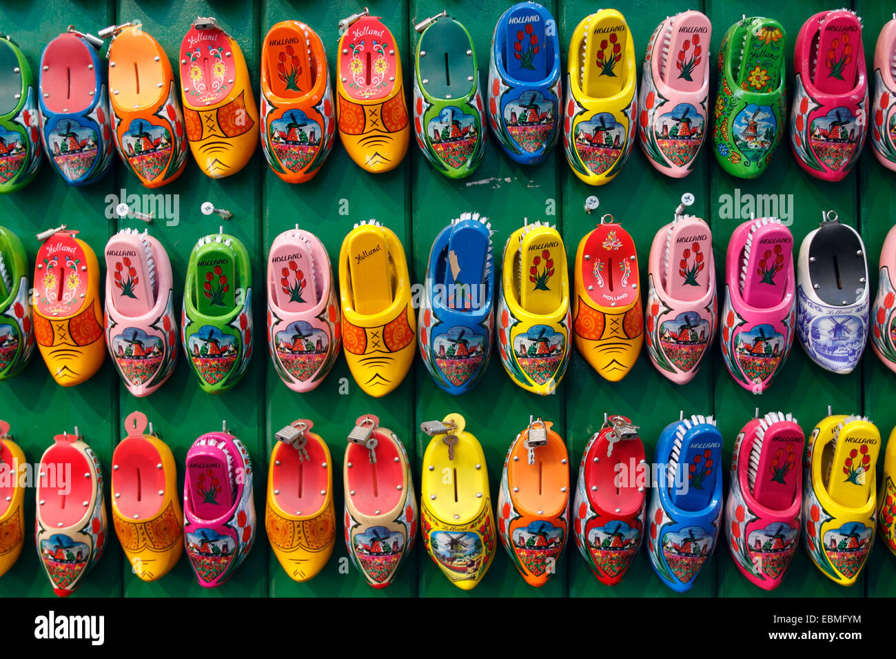 Decorate in legno banche scarpa, Amsterdam, provincia Olanda Settentrionale, Paesi Bassi Foto Stock