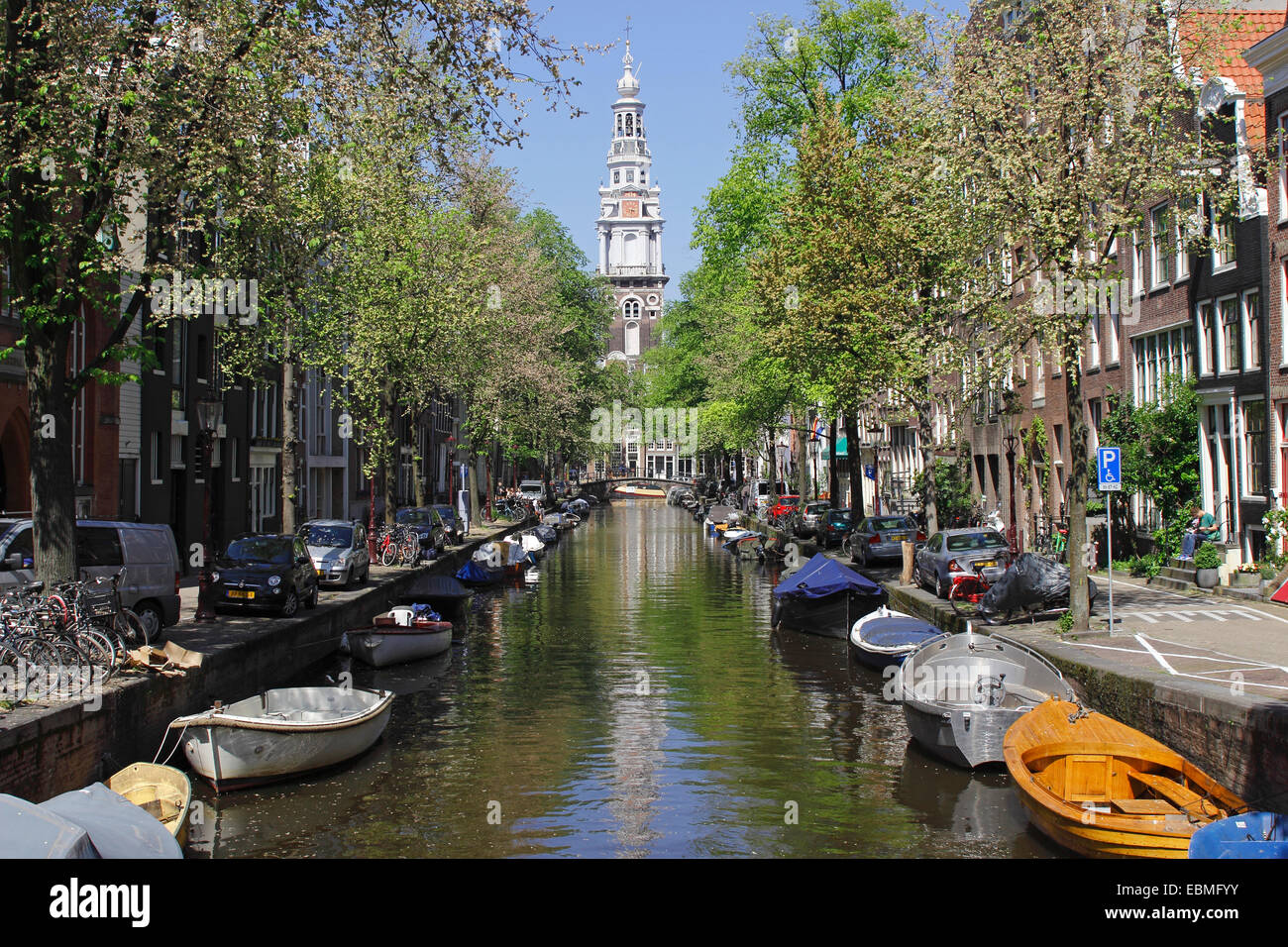 Piccole barche lungo Groenburgwal canal, Zuiderkerk chiesa sul retro, Amsterdam, provincia Olanda Settentrionale, Paesi Bassi Foto Stock