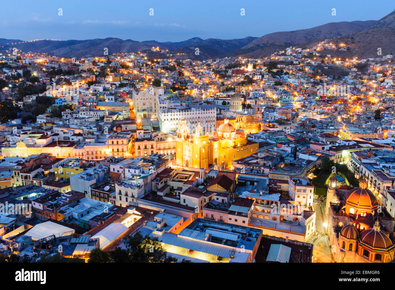 La città di Guanajuato la notte come visto da sopra. Foto Stock