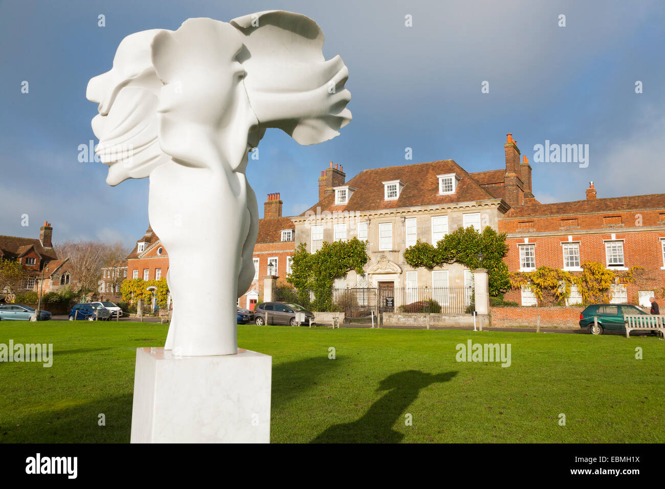 La scultura in marmo situato sulla cantoria verde, la stretta, Salisbury. Regno Unito. Mompesson House (National Trust) è in background. Foto Stock