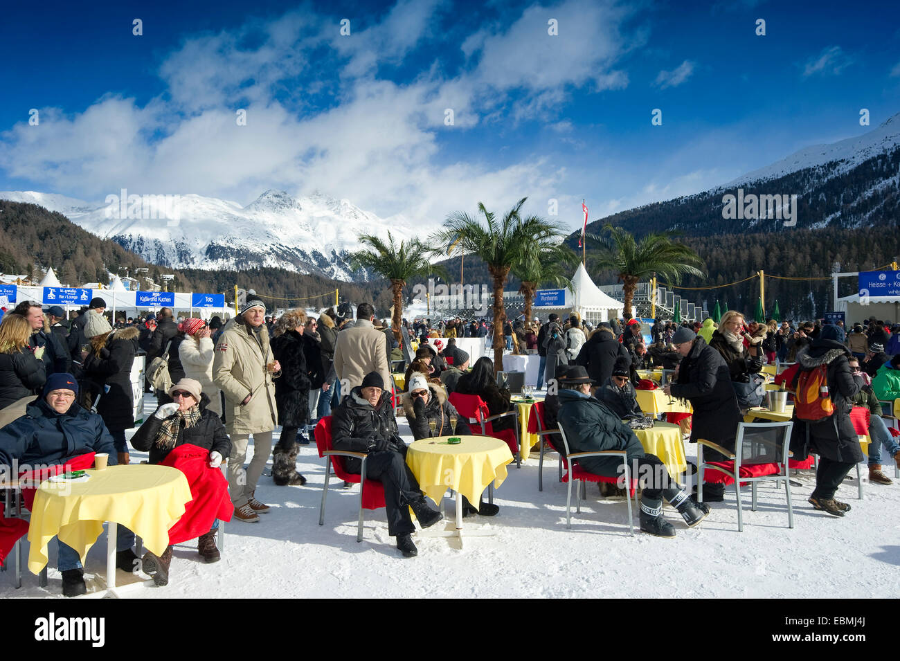 La gente sul lago ghiacciato di St. Moritz, White Turf corse di cavalli 2013, San Moritz Engadin, Grigioni, Svizzera Foto Stock