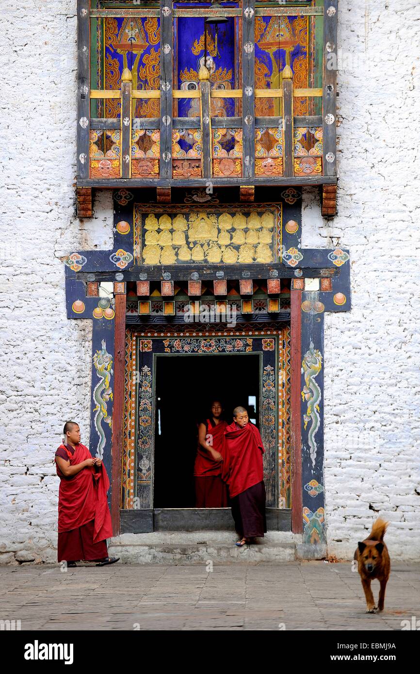 I monaci del Drukpa comunità monastica entrando nel cortile del Trashigang fortezza Dzong, Trashigang, distretto di Trashigang Foto Stock