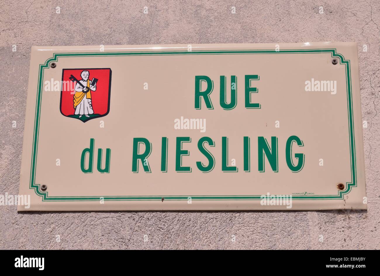 Strada segno 'Rue du " Riesling, Riesling street, Eguisheim, dipartimento Haut-Rhin, Alsazia, Francia Foto Stock