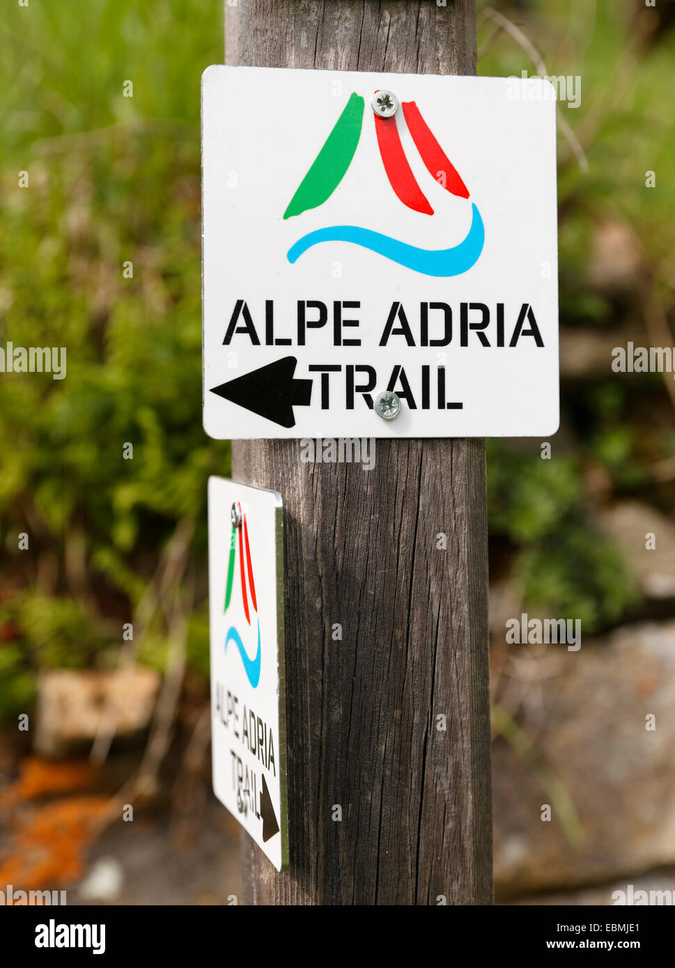 Segno lungo l'Alpe Adria Trail a lunga distanza sentiero escursionistico, Apriach, Heiligenblut presso il monte Großglockner, Spittal an der Drau Foto Stock