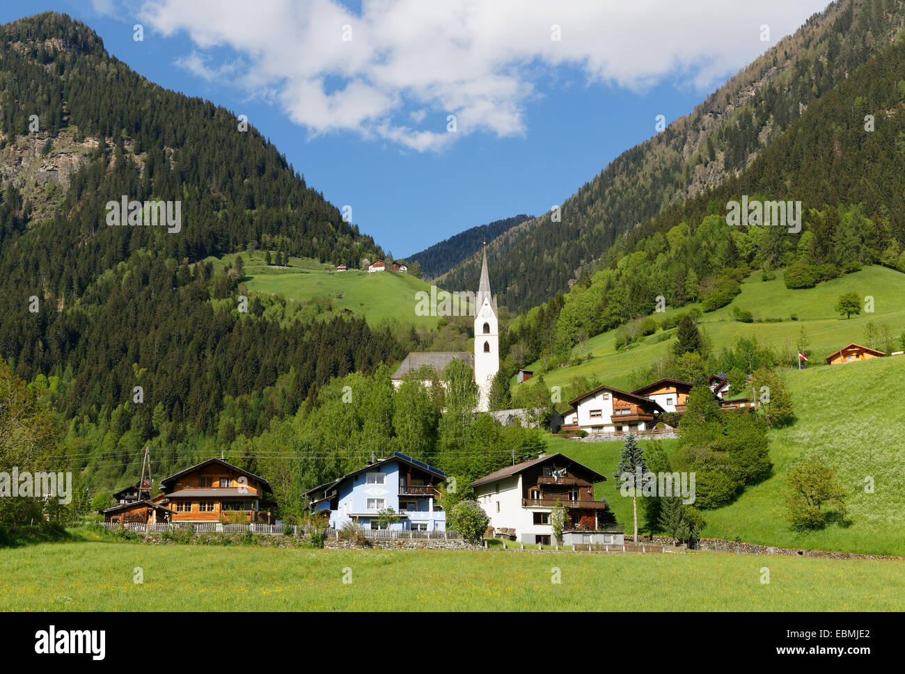 Vista su un villaggio, Mölltal, Hohe Tauern, Mörtschach, Spittal an der Drau, Carinzia, Austria Foto Stock