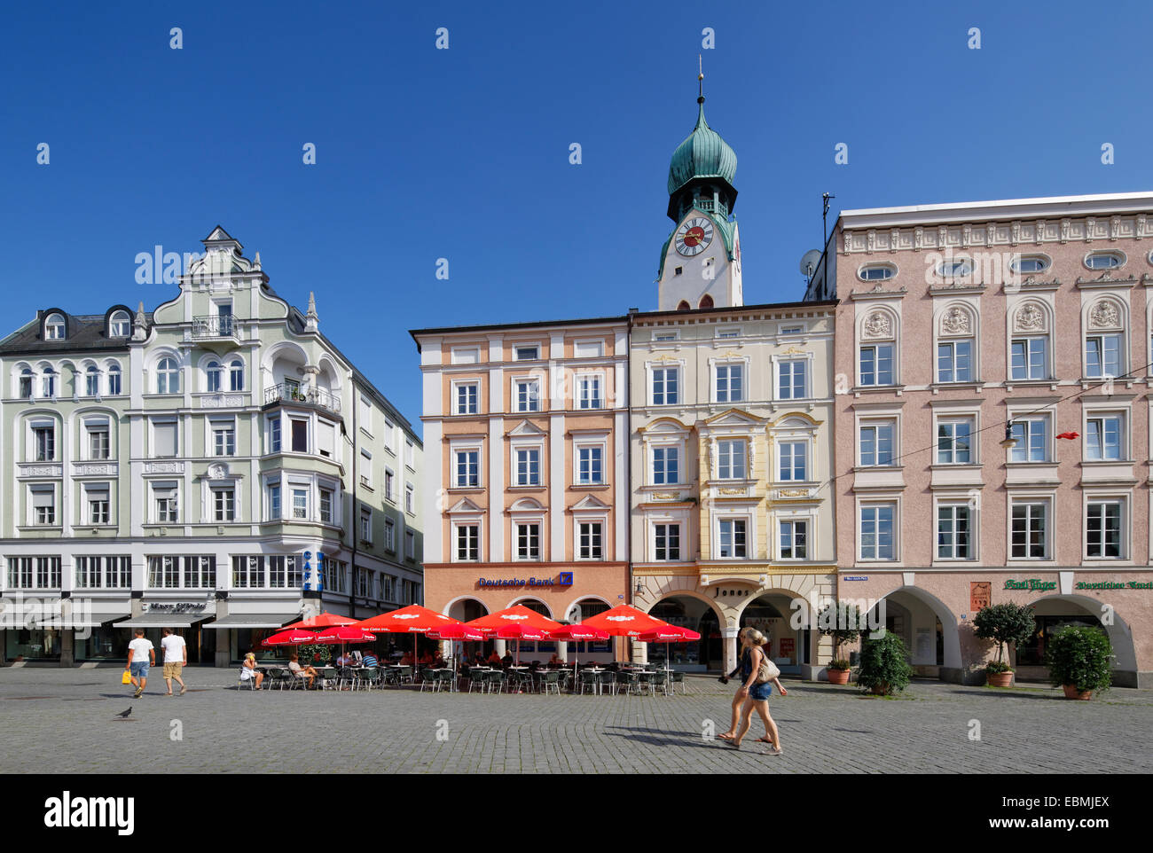 Max-Josefs-Platz con torre della città chiesa parrocchiale, Rosenheim, Alta Baviera, Baviera, Germania Foto Stock